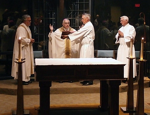 Bishop Joe S. Vásquez gives the final blessing.
