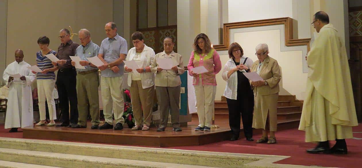 Father Eric Andrews, Paulist president, witnesses the annual promise of the Paulist Associates at St. Peter’s.        