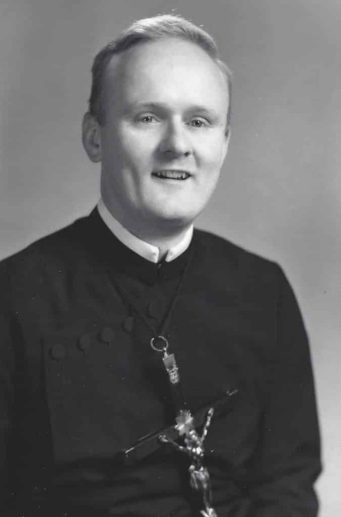 Paulist_Fr._James_McQuade_in_Paulist_habit_with_Paulist_mission_cross